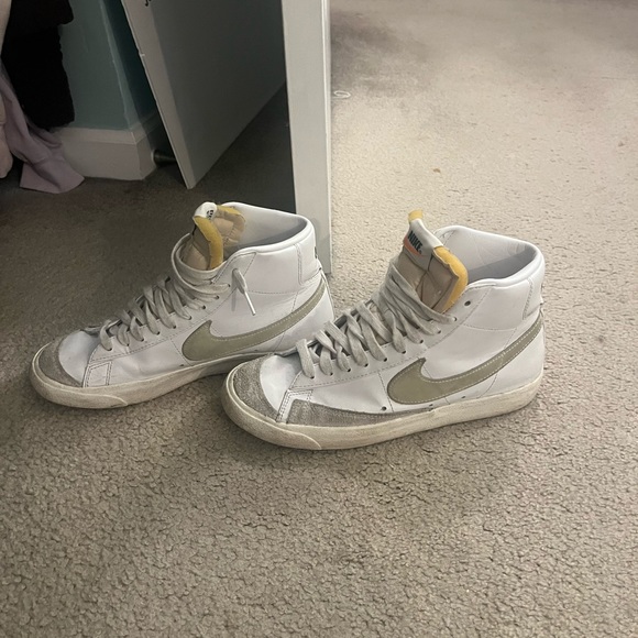 Nike blazers with green swoosh// size 9 women’s - Picture 1 of 2